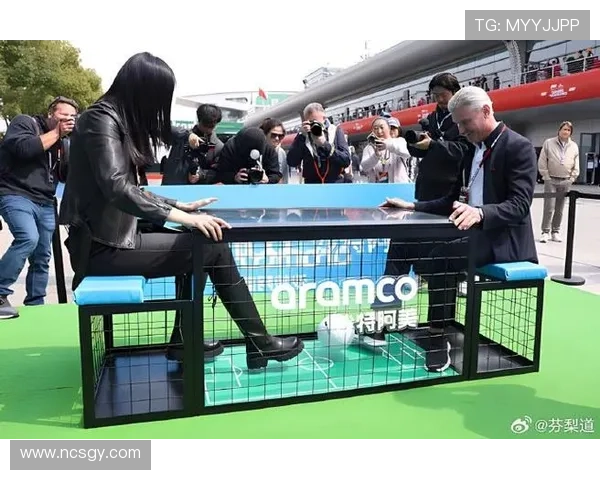 赵丽娜F1现场与传奇车手畅聊退役生活